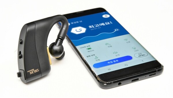 현대모비스가 개발한 엠브레인의 이어셋과 스마트폰 앱. 귀 주변의 뇌파를 인지해 운전자의 상태를 알려주고, 저감기술이 작동해 사고를 예방한다. (사진=현대모비스 제공