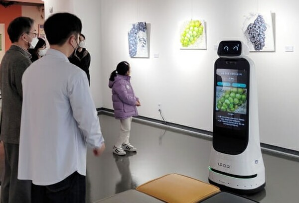 LG 클로이 가이드봇이 서울시민대학 동남권캠퍼스 내 시민갤러리에서 전시작품을 소개하고 있다. (사진=LG전자 제공)
