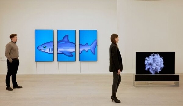 영국 런던 사치갤러리 전시관을 찾은 관람객들이 LG 올레드 TV를 활용한 예술 작품들을 감상하고 있다.(사진= LG전자 제공)