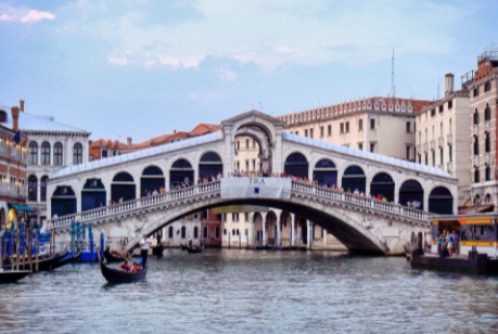 이탈리아 베네치아의 상권 중심지역에 있는  화려한 리알토 다리