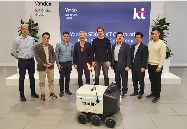 KT AI/DX융합사업부문 송재호 부사장(왼쪽 세번째)과 Yandex SDG CEO 드미트리 폴리슈크( 왼쪽 네번째)를 비롯한 관계자들이 MOU를 마치고 포즈를 취하고 있다.(사진ㄴ=KT제공)