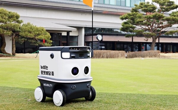 삼성웰스토리는 골프장에 딜리버리 로봇을 도입했다고  31일 밝혔다.(사진=삼성웰스토리)