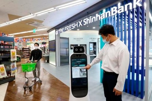 고객이 GS리테일X신한은행 혁신 공간에서 로봇 컨시어지로 안내 받고있다.(사진= 신한은행 제공)