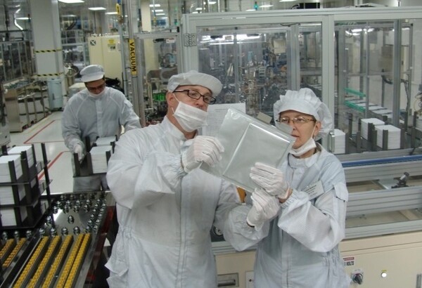 LG엔솔 미국 공장 생산라인에서 기술진이  배터리 품질을 살표보고있다.(출처=LG엔솔)
