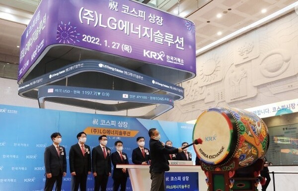 지난해 1월 27일 서울 한국거래소에서 열린 LG에너지솔루션의 코스피  상장 기념식에서 권영수 대표이사가 상장 기념 북을 치고 있다.