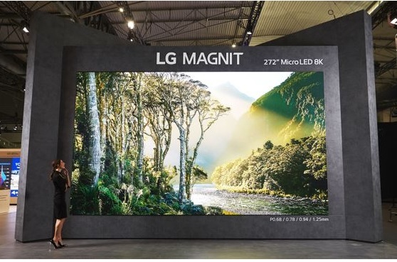 LG전자 모델이 8K 해상도의 272형 마이크로 LED 사이니지 ‘LG 매그니트’로 자연의 아름다움과 신비함을 담은 영상을 생생하게 감상하고 있다.(출처=LG전자)