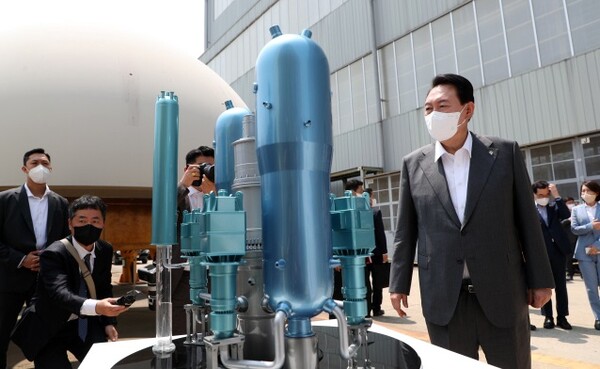 윤석열 대통령이 지난해 두산에너빌리티(옛 두산중공업)를 방문, 원자로  제작현장을 둘러보고있다. (사진=두산중공업 제공)