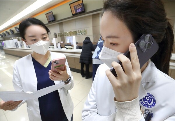 KT ‘엠디콜’ 서비스가 도입된 강남세브란스병원에서 직원들이 스마트폰을 통해 업무 연락을 하고 있다. (사진=KT 제공)