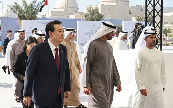 아랍에미리트(UAE)를 국빈 방문 중인 윤석열 대통령이 지난1월16일(현지시간) 바라카 원자력발전소에서 열린 바라카 원전 3호기 가동식에서 무함마드 빈 자예드 알 나흐얀 UAE 대통령 등 참석자들과 행사장으로 향하고 있다.