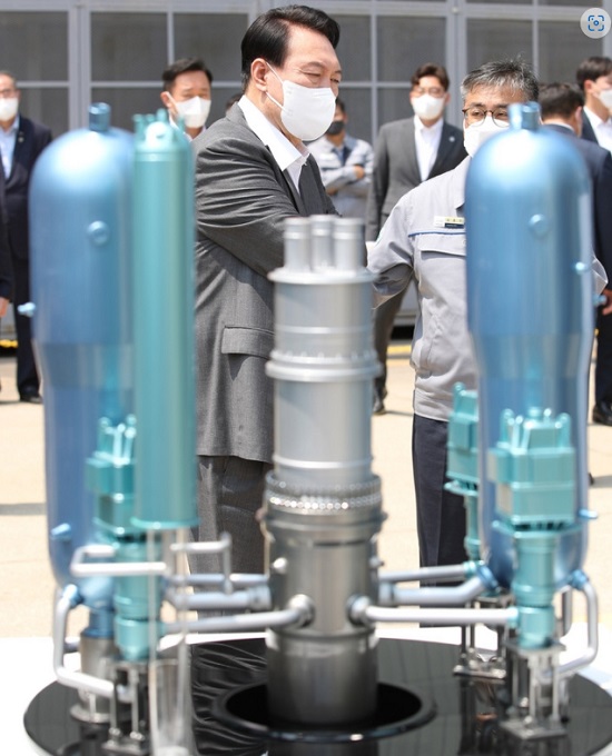 윤석열 대통령이 지난해 6월22일 경남 창원 두산에너빌리티 원자로 제작 공장을 방문해 건설이 중단된 신한울 3·4호기 모형을 살펴보고 있다. (사진=뉴시스)