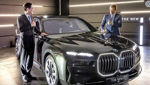 이재용 삼성전자 회장이 지난해 12월17일 인천 영종도에 있는 BMW 드라이빙 센터에서 올리버 집세 BMW그룹 회장과 만나 삼성SDI의 최첨단 P5 배터리 셀이 적용된 BMW의 최신 전기차 '뉴 i7' 등을 살펴봤다.( 사진=삼성전자 제공)