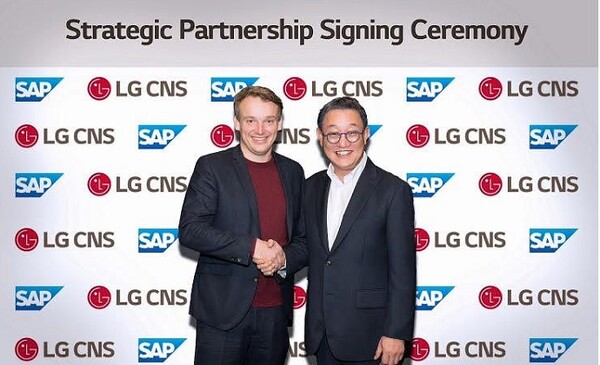 현신균 LG CNS 대표(오른쪽)와 크리스찬 클라인(Christian Klein) SAP CEO가 전략적 파트너십 양해각서 체결 후  포즈를 취하고있다. (사진=LG CNS 제공)