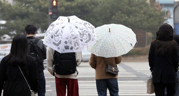 비가 내리고 있는 9일 오전 서울 용산구 삼각지역 인근에서 시민이 우산을 쓰고 횡단보도 신호를 기다리고 있다. (사진=뉴시스)