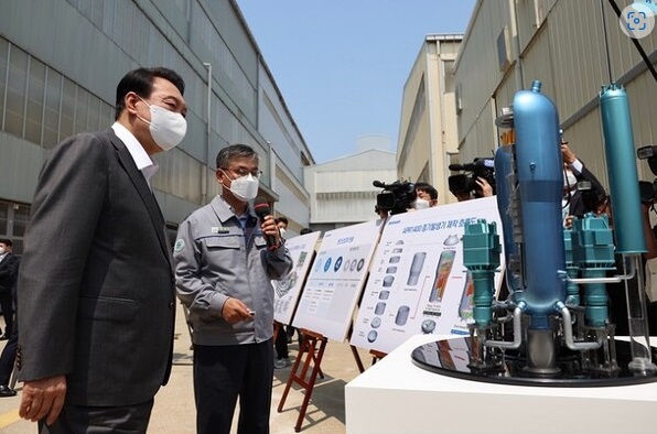 윤석열 대통령이 지난해 7월 22일 경남 창원 두산에너빌리티 원자로 제작 공장을 방문해 건설이 중단된 신한울 3·4호기 모형을 살펴보고 있다. (사진=대통령실 제공)