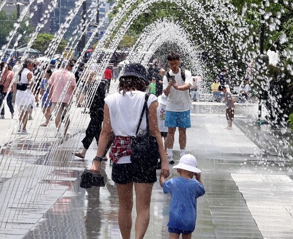 초여름 날씨를 보인 4일 오후 서울  광화문광장 분수대에서 가족들이 더위를 식히며 스마트폰으로  사진을 찍고 있다.(사진=뉴시스)
