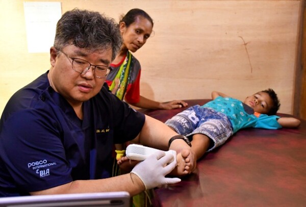 의료봉사에 참여한 봉사자가 지역 주민들을 진료하고 있다. (사진=포스코인터내셔널 제공)