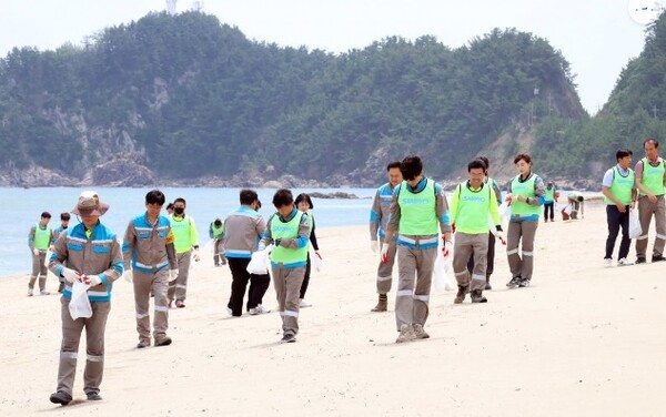 삼표시멘트 임직원 등 70여 명이 덕산해수욕장에서 해변 쓰레기 수거에 나섰다.(사진=삼표시멘트 제공)