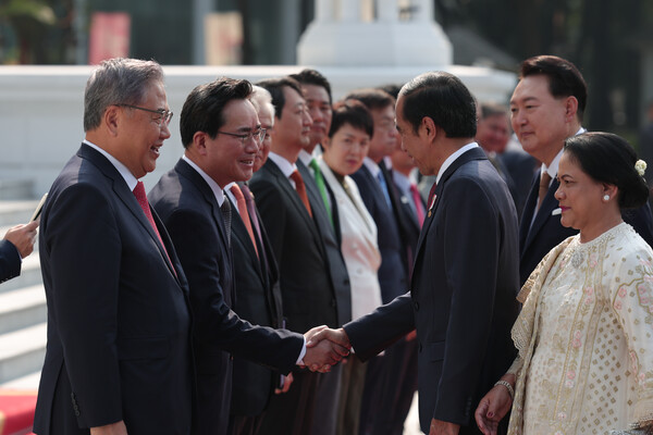 조코 위도도 인도네시아 대통령 정황근 장관과 악수. 인도네시아에 참석한 한국정부 각료와 인사