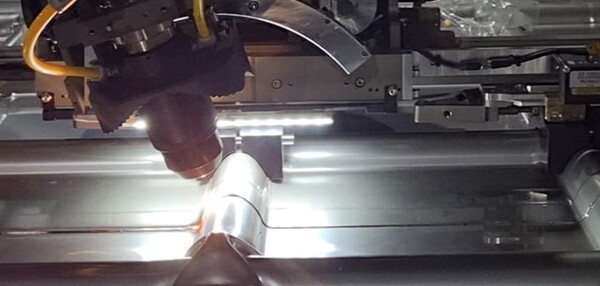 삼성중공업이 업계 최초로 LNG운반선 화물창에 적용하는 레이저 고속 용접 로봇을 개발했다. 작업속도가 최대 5배 빠른 기술이다. 멤브레인 레이저 고속 용접로봇이 자동 용접하는 모습(사진=삼성중공업 제공)