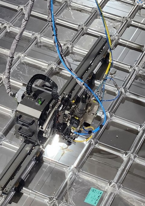 멤브레인 레이저 고속 용접로봇이 스윙모션을 하며 굴곡진 부위를 자동 용접하는 모습(출처=삼성중공업)