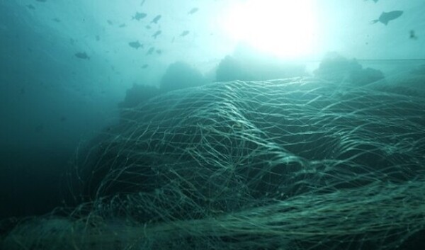 바다속에 버려진 폐어망(이미지 출처=삼성전자)
