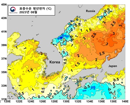 8월 한반도 주변 해역 표층수온 평균편차 분포. 1997년~ 2022년까지의 평균 표층 수온   (노란색과 붉은색으로 표시된 부분의 해역은 평균에 비하여 증가, 파란색으로 표시된 부분은 감소를 의미)