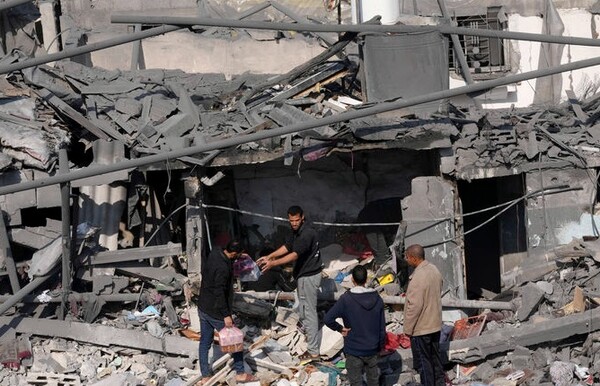 가자지구 누세이라트 난민 캠프에서 팔레스타인 주민들이 이스라엘의 공습으로 무너진 건물 잔해 속 생활용품을 찾아 꺼내고 있다.(사진=뉴시스)