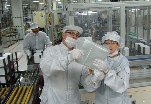 LG엔솔 미국 생산공장 기술진이 배터리 품질을 점검하고있다.(사진=LG엔솔 제공)