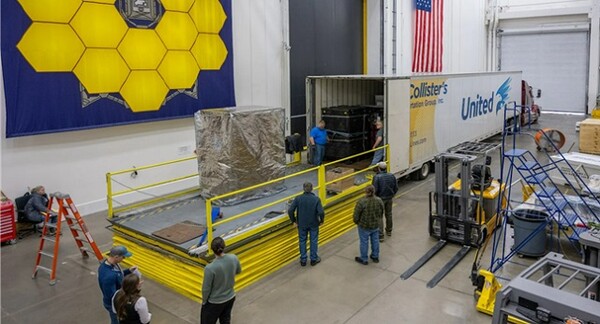 Ball Aerospace의 메탄 모니터링 위성 장비가  다음달 발사를 앞두고 반덴버그 우주군 기지로 인도되는 모습
