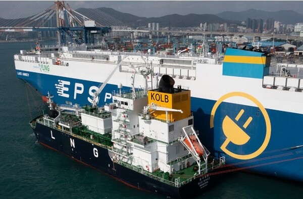 부산북항 감만부두 1번 선석에서 LNG 벙커링 선박이 STS 방식으로 해외 선사의 자동차 운반선에 LNG 1500t을 공급하고 있는 모습. (사진=BPA 제공)