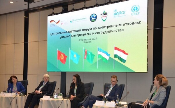 삼성전자가 지난 8~9일 키르기스스탄의 수도 비슈케크에서 개최된 중앙아시아 전자폐기물 포럼에 참석해 각국 환경 기관·단체 관계자들과 유엔환경계획(UNEP) 대표, 독일 국제협력공사(GIZ) 대표 앞에서 전자폐기물 수거 프로젝트 경험을 공유했다. 삼성전자는 카자흐스탄 알마티의 주요 대학에 설치한 에코 박스(Eco-Box)를 통해 모든 브랜드의 구형 전자제품을 수거·폐기·재활용한 성공 사례를 소개했다.(사진=삼성전자 제공)