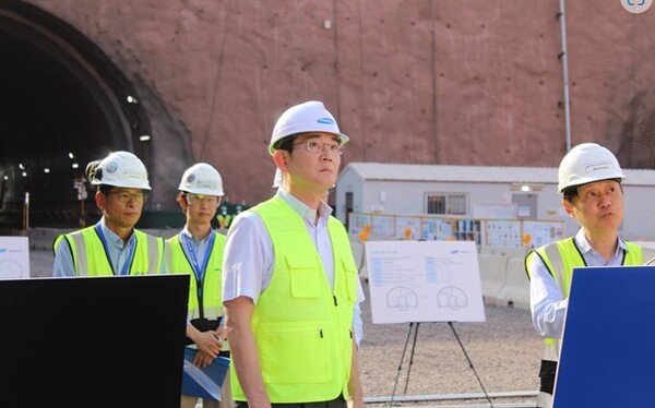 이재용 삼성전자 회장이 지난해 10월 1일(현지시간) 사우디아라비아 서북부 타북주에서 삼성물산이 참여하는 '네옴' 신도시의 지하 터널 공사 현장을 점검하고 있다. (사진=삼성 제공)