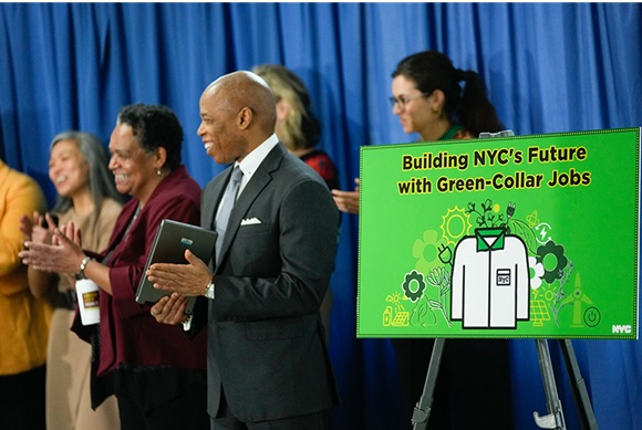 에릭 애덤스 뉴욕 시장이 지난달 28일 녹색 경제 성장을 위한 로드맵을 발표하고있다.  (출처=뉴욕시  홈페이지)