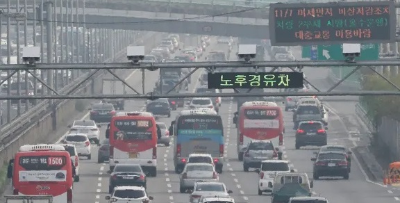 미세먼지 비상저감조치 발령으로 노후 경유차의 서울 운행 제한조치가 내려진 강변북로에서 CCTV 카메라 차량단속 시스템이 운영되고 있다.