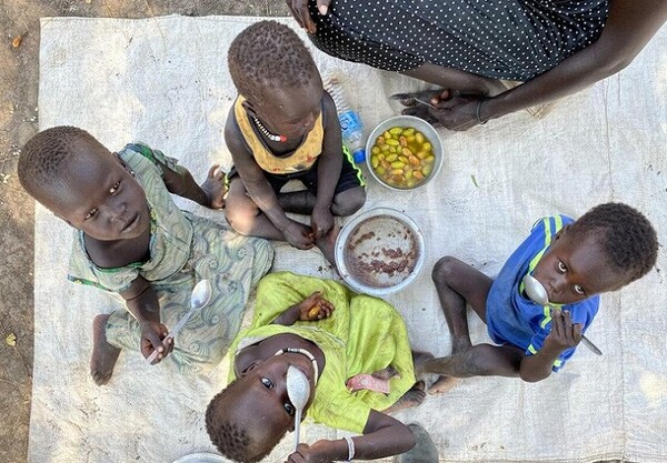 남수단 아코보 이스트 지역 어린이들이 소량의 수수 점심을 먹고있는 모습(출처=유엔WFP)