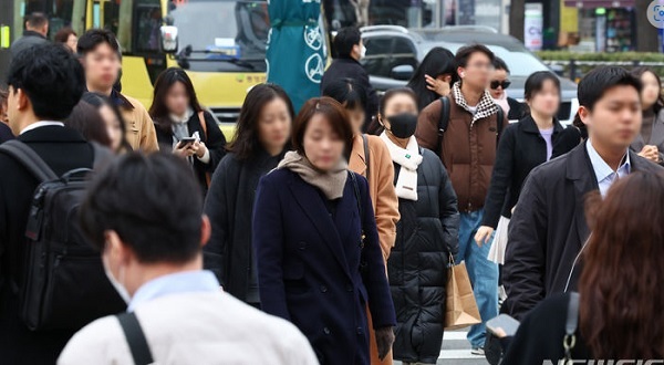 지난 5일 오전 서울 종로구 세종대로 사거리에서 출근길에 오른 시민들이 발걸음을 옮기고 있다.(사진=뉴시스)