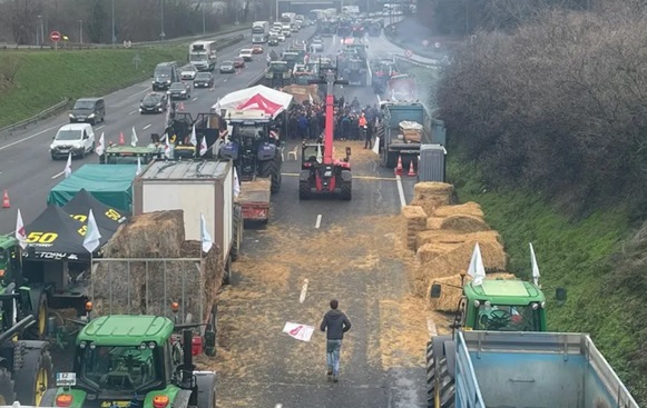 지난 1월 프랑스 농부들은 EU 환경법이 초래할 수 있는 불공정 경쟁을 반대할 것을 정부에게 요구하며, 트랙터와 건초더미로 고속도로를 봉쇄하는 시위를 벌였다. (사진=BBC 화면 캡쳐)